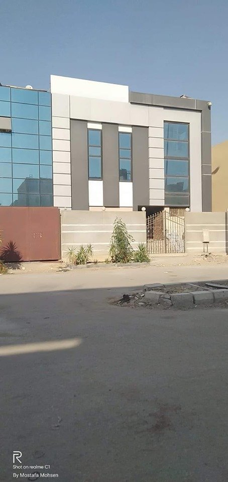 مصنع للايجار صافى المساحه ٨٠٠ متر نشاط نسيج العاشر من رمضان