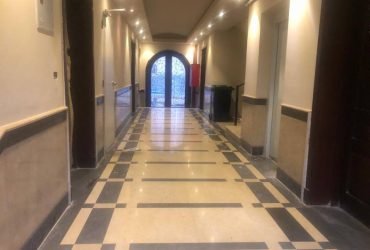 شقة 207 م للبيع علي شارع التسعين بجوار الجامعة الامريكية