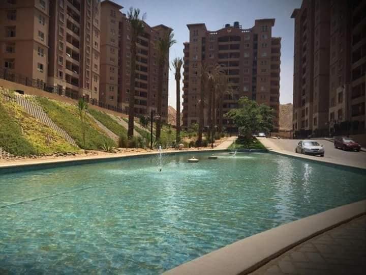 شقة ١٠٥م في كمبوند تيجان سوبر لوكس بسعر ممتاز