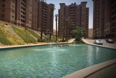 شقة ١٠٥م في كمبوند تيجان سوبر لوكس بسعر ممتاز