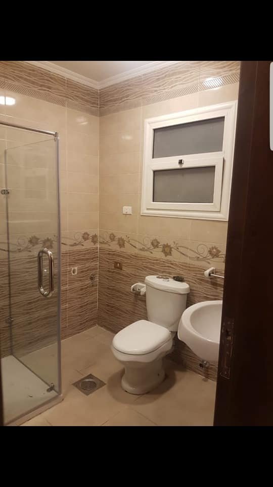 شقة روف دور اخير بالحى ٥ التجمع الخامس