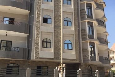 بالتجمع الخامس بنفسج عمارات على شارع التسعين الرئيسي موقع متميز و عماره فندقيه….