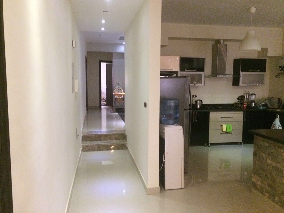 امتلك شقه بالتجمع الخامس بموقع متميز