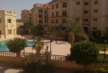 شقه للبيع 150م بكمبوند امام باب الجامعة الأميركية تسليم فوري مطله علي حمام السباحة