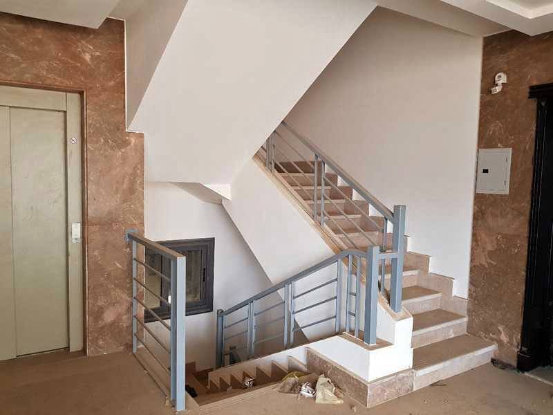 شقة 185 م بالتجمع الاول امام اكدميه الشرطة