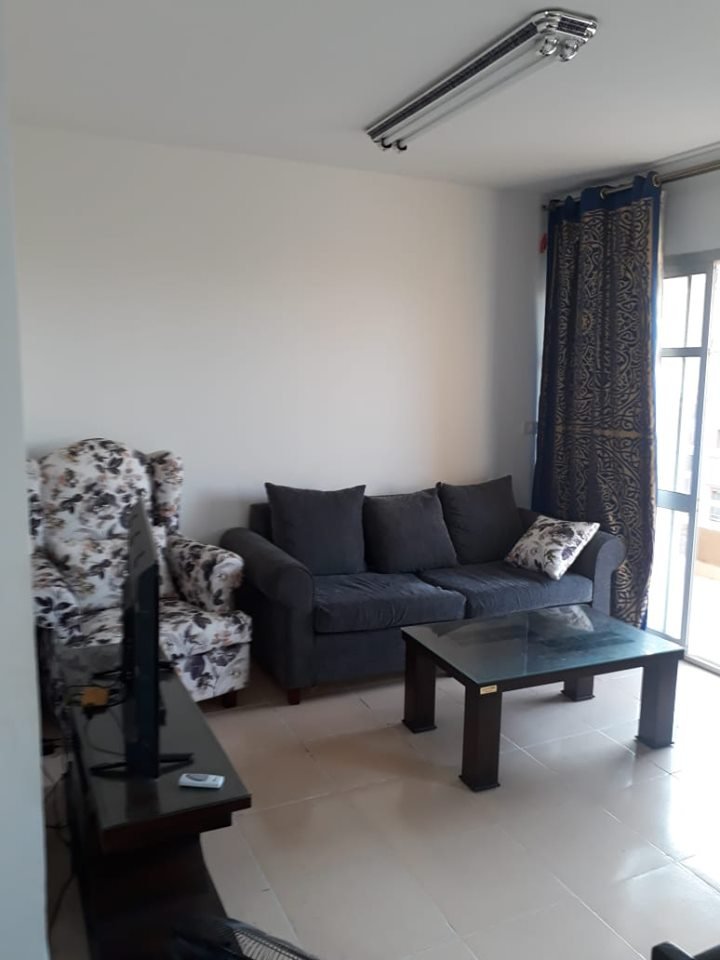 شقه لقطه 90 م للايجار فى الB6 دور رابع امام الخدمات بحرى صريح