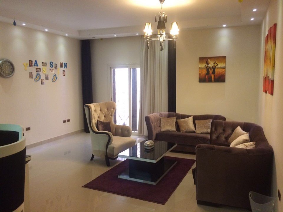 امتلك شقه بالتجمع الخامس بموقع متميز