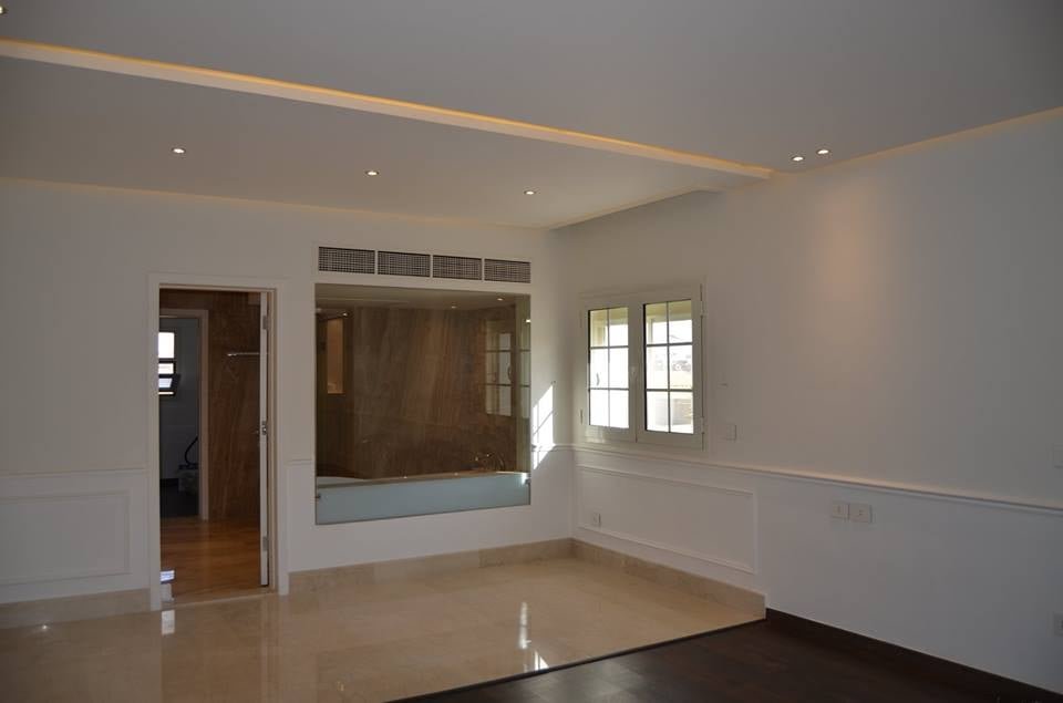 شقة 185م  للبيع علي شارع التسعين الرئيسي بجوار ال AUC