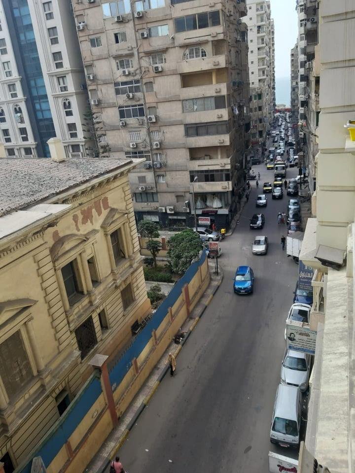 للبيع شقه بلوران علي شارع شعراوى مباشرة مرخصه