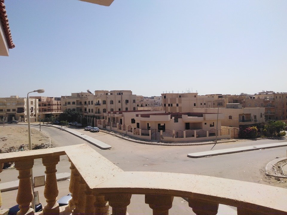 شقق للبيع ٢٢٠م في التجمع الأول المجاوره التاسعه بتسهيلات سنه ونص فييو حديقه