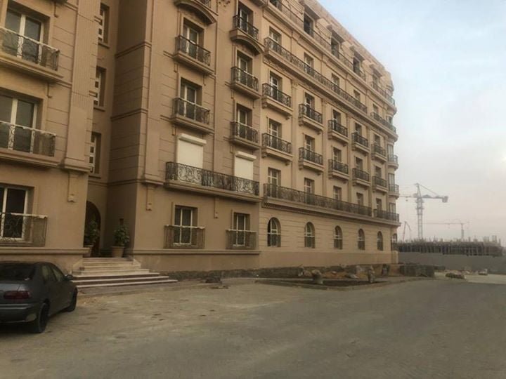 امتلك شقه بموقع مميز بالتجمع الخامس ع شارع التسعين الرئيسي