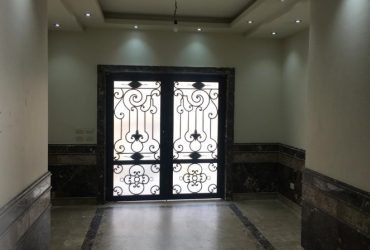 شقه بأرقى مناطق التجمع الخامس فى اسكان الجامعه الامريكيه