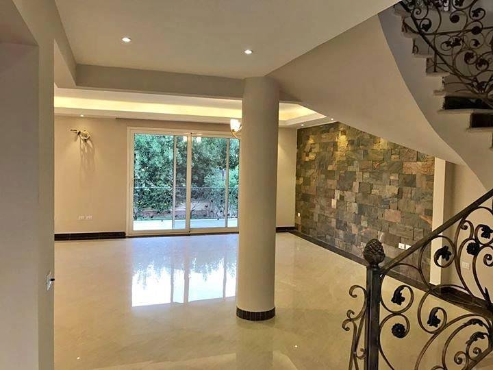 للبيع فيلا ف التجمع الخامس ع شارع التسعين الرئيسى بكمبوند mivida