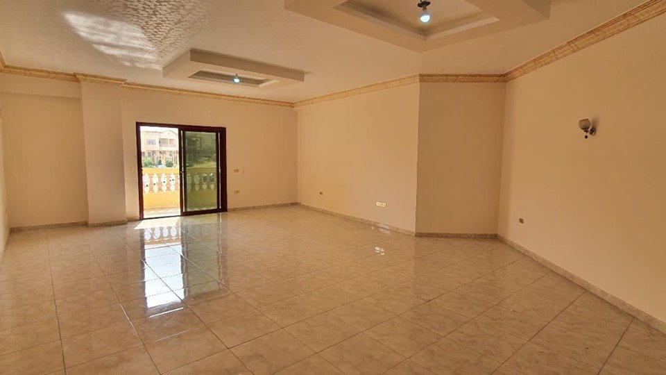 للايجار شقه دور اول فوق الارضي بفيلات شرق الاكاديميه بالتجمع الخامس بالقرب من استاد بتروسبورت