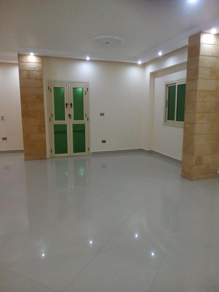 شقه للبيع بعمارات ٣/٤ الحي الرابع قريبه من المدرسه المصرية