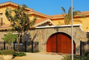 فيلا تشطيب سوبر لوكس للبيع في المقطم في كمبوند uptown cairo