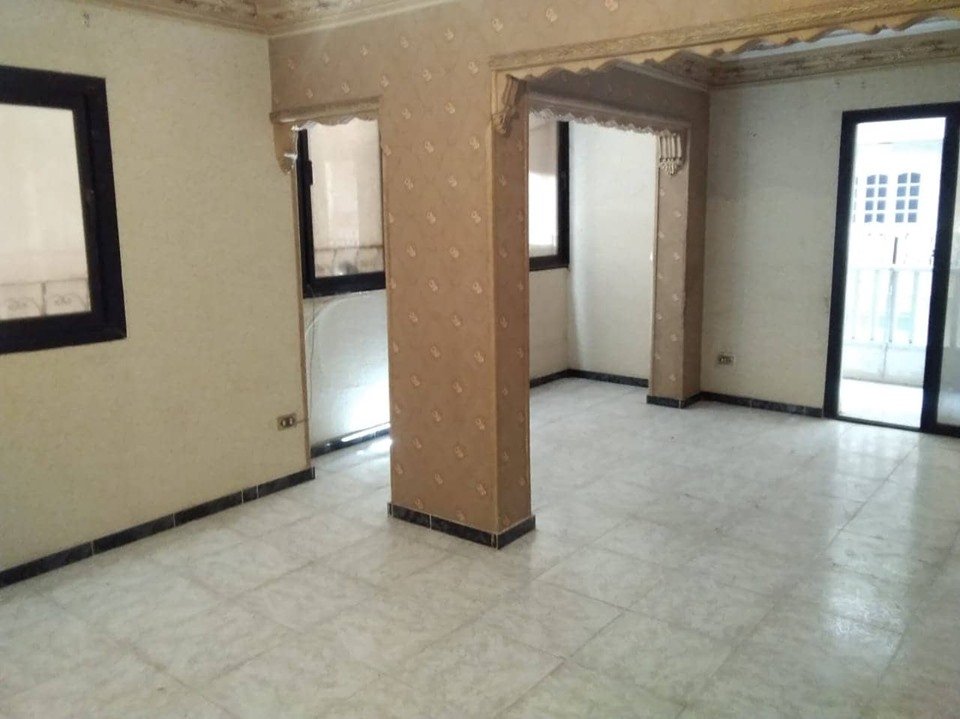 فررصه شقه بميامي خطوات من البحر مساحه 150م كلها علي شارع