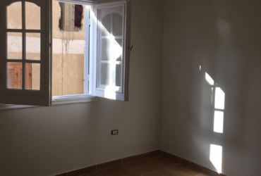 شقه للايجار بالمنطقه العاشره بمدينه نصر خلف مدرسه الاورمان