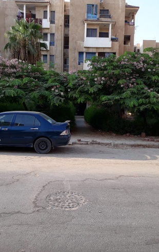 شقة للبيع التجمع الثالث الجامعة الألمانية 70 م المحلية الرابعة مميزة عند ميجا مول وكارفور من المالك