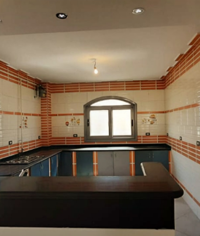 شقة للايجار بالتجمع الخامس النرجس 5 فيلات تشطيب سوبر لوكس فيو حديقة ( رووف)