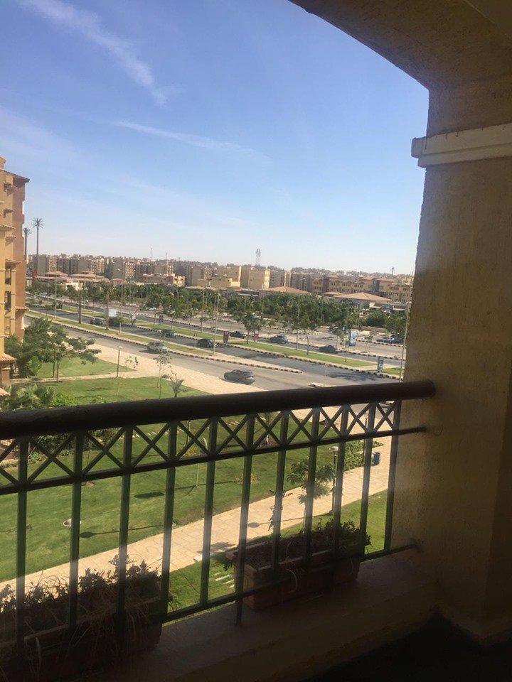للبيع بمدينتي شقة مميزه جدا بجوار الفودكورت موقع مميز جدا علي جاردن فيو