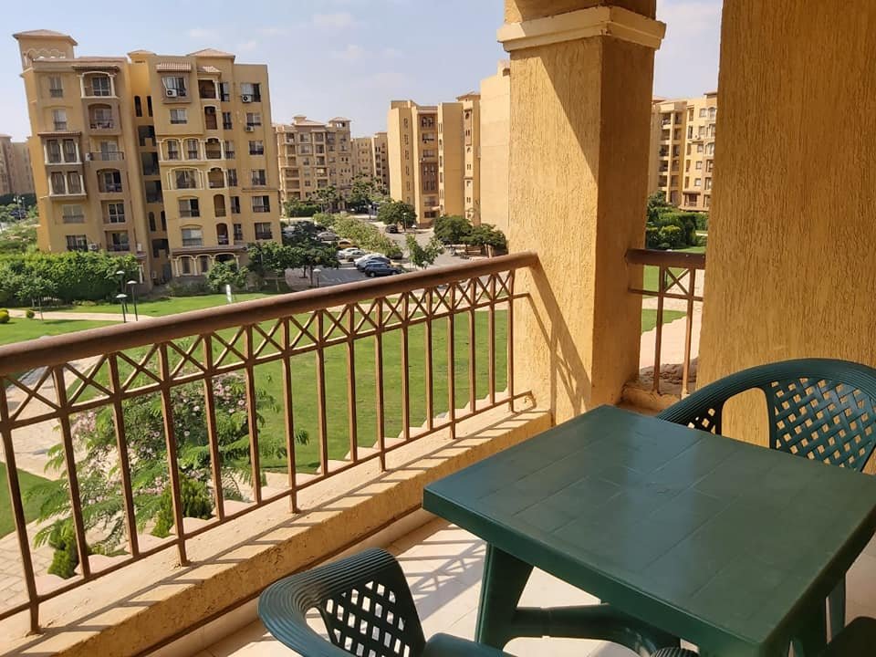 شقه بيع بمدينتى 200 متر فى B1