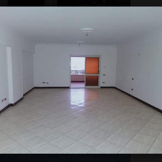 شقه للايجار في اكتوبر الحي الثالث علي المحور المركزي