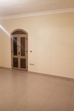 شقه للايجار دور ارضي مرتفع الحي الثالث فيلات موقع مميز