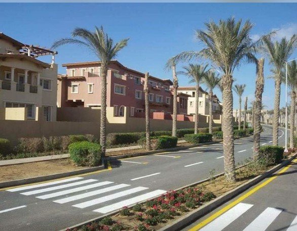 للبيع بالتسعين الرئيسي بالتجمع الخامس و داخل كمبوند راقي و مميز جداً