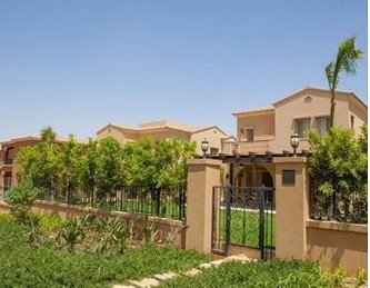 فيلا للبيع في كمبوند ميفيدا التجمع الخامس  علي شارع التسعين