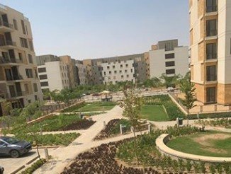 شقه استلام فوري من سوديك علي شارع التسعين الرئيسي سور بسور ب AUC