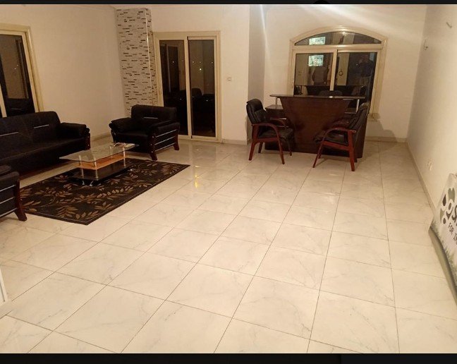 شقه لقطه للايجار في زهراء المعادي اداري دور ارضي مفروشه