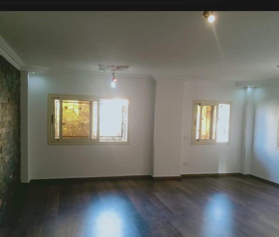 شقه للبيع بالتقسيط بالشيخ زايد دور ارضى مرتفع بالحى الثامن