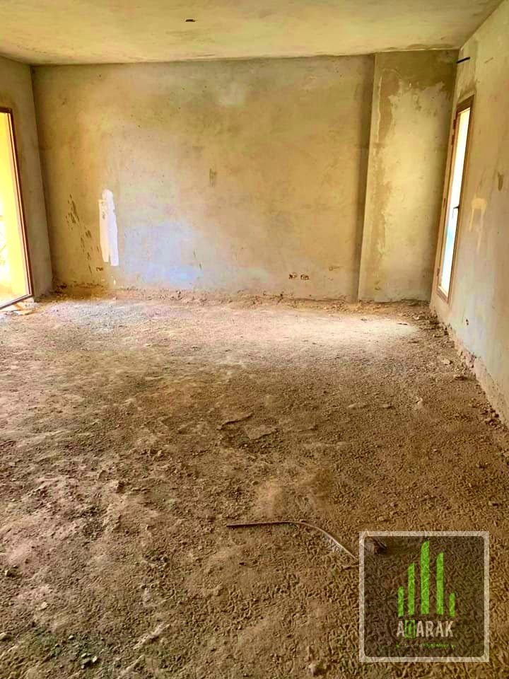 فرصه للاستثمار و لهواه التميز بكمبوند حي الاشجار شقه للبيع موقع مميز جدا 172 م دور ثاني بأسانسير