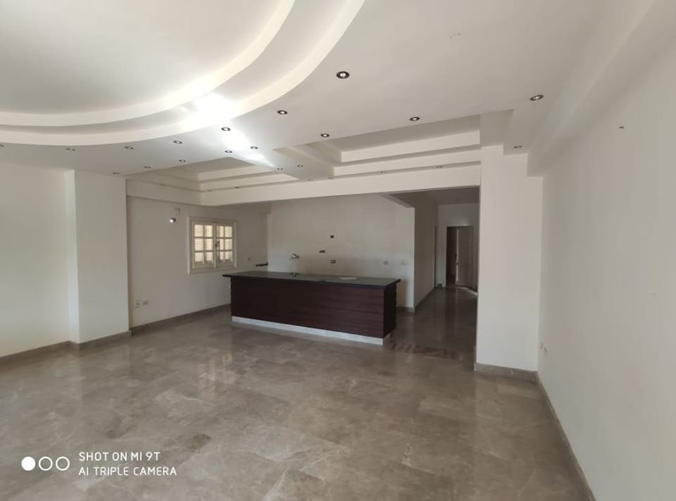 نصف روف 195 متر قانوني بالعداد بجنوب الاكاديمية علي شارع التسعين الشمالي وامام سيتي بنك