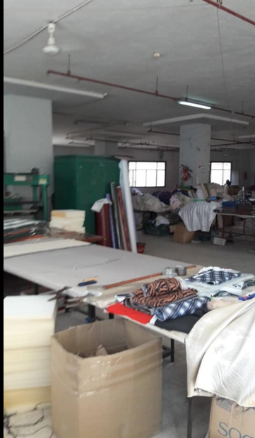 مصنع للبيع تخصص ملابس العبور