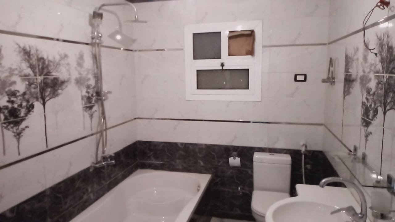 شقه للبيع الجيزه فيصل شارع العشرين الرئيسي