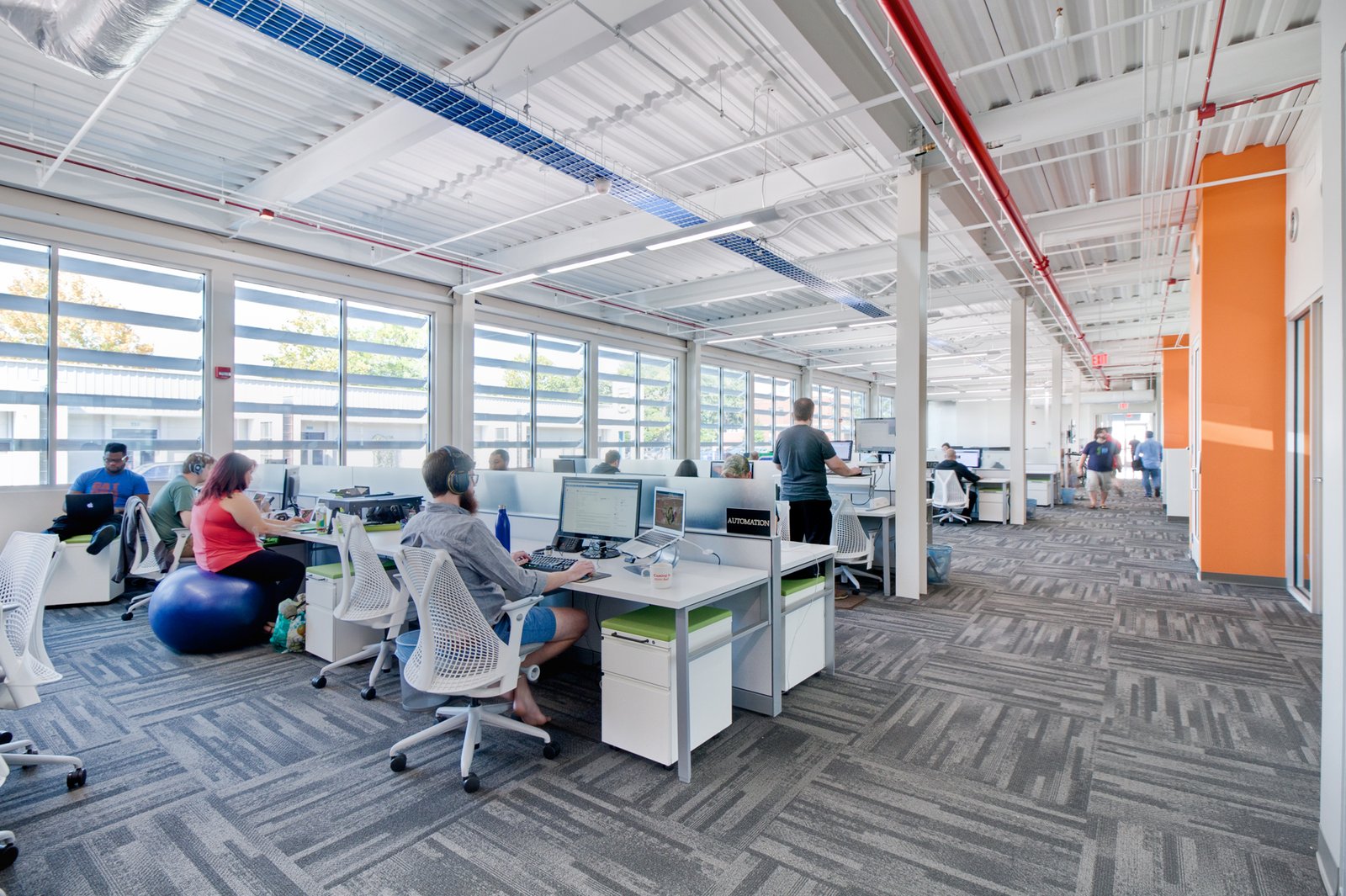 مكتب إداري للإيجار بكايروفيستيفال سيتي 400م موقع متميز جدا تشطيب سوبر لوكس