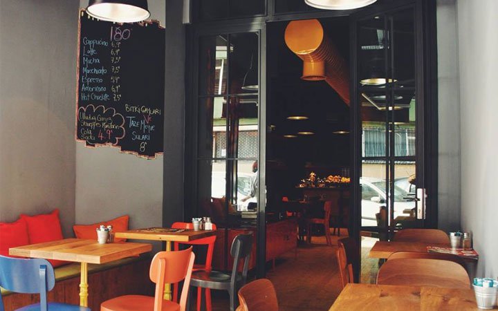 مطعم للايجار ١٦٠م داخلي و100م خارجي  بالمعادي الجديدة شارع رئيسي تجاري جدا