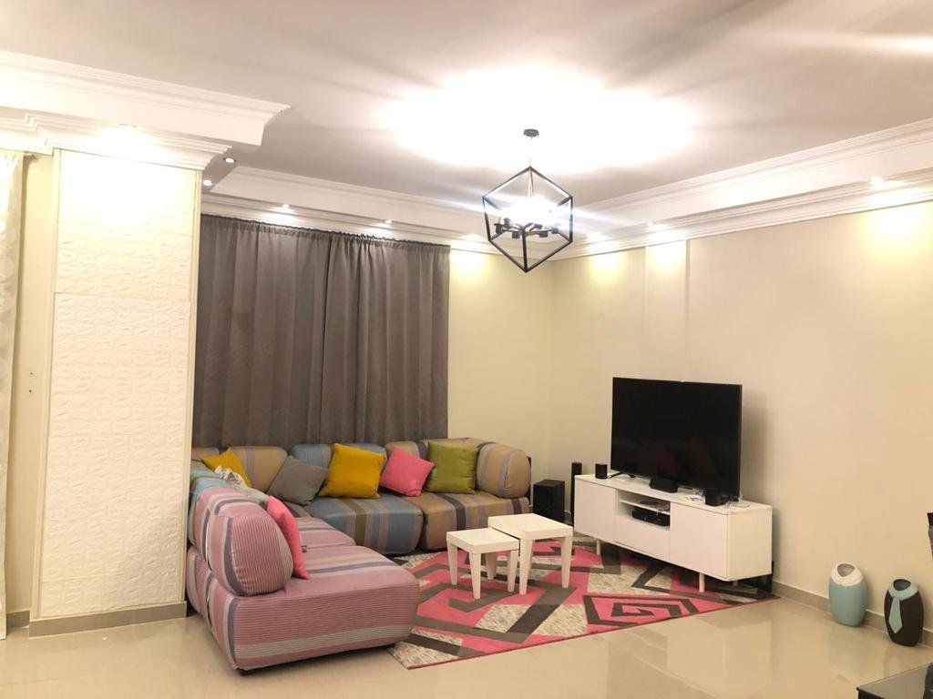 شقة مفروشة بفيلا بالتجمع امام المستشفى الجوى