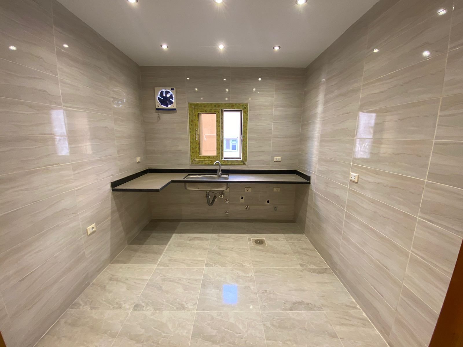 شقة للبيع بالحي الثامن الشيخ زايد 180 متر