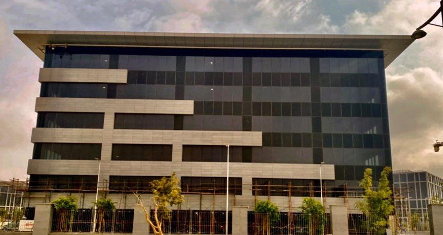 للايجار مبني اداري بمساحة 6479م بمول الكايرو فيستفال سيتي