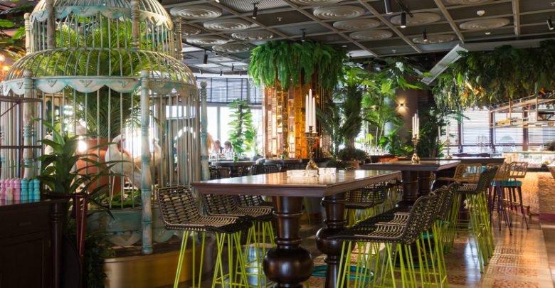 مطعم للايجار بشارع 9 المعادي 230م داخلي و 100م مساحة خارجية واجهه 12م  مدخنة