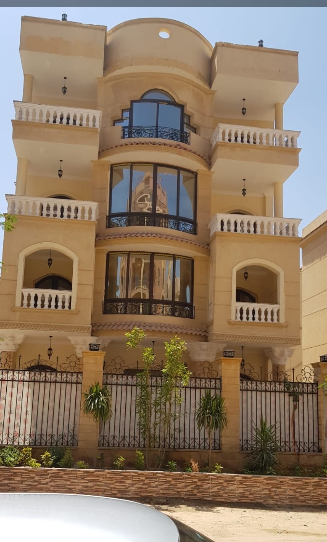 فيلا للبيع  مقابل الجامعة الامريكيه