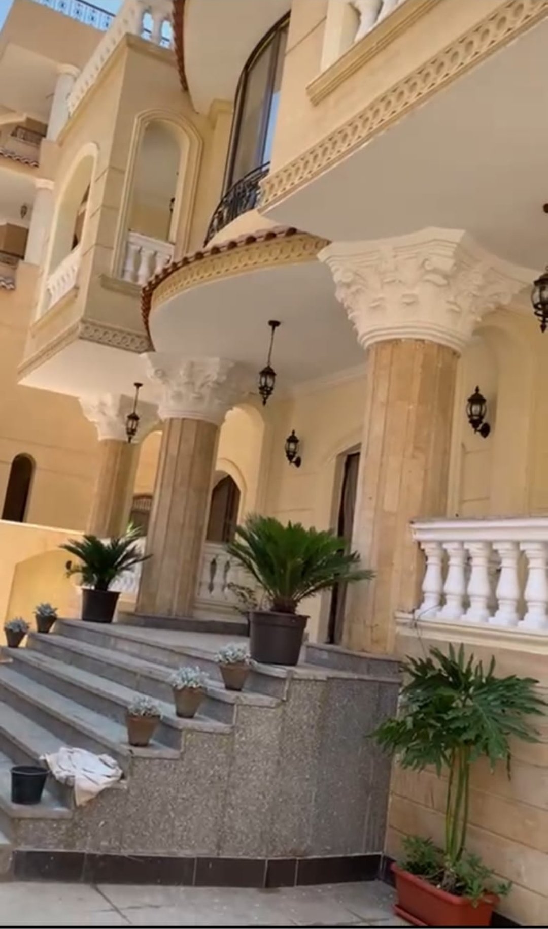 فيلا للبيع  مقابل الجامعة الامريكيه