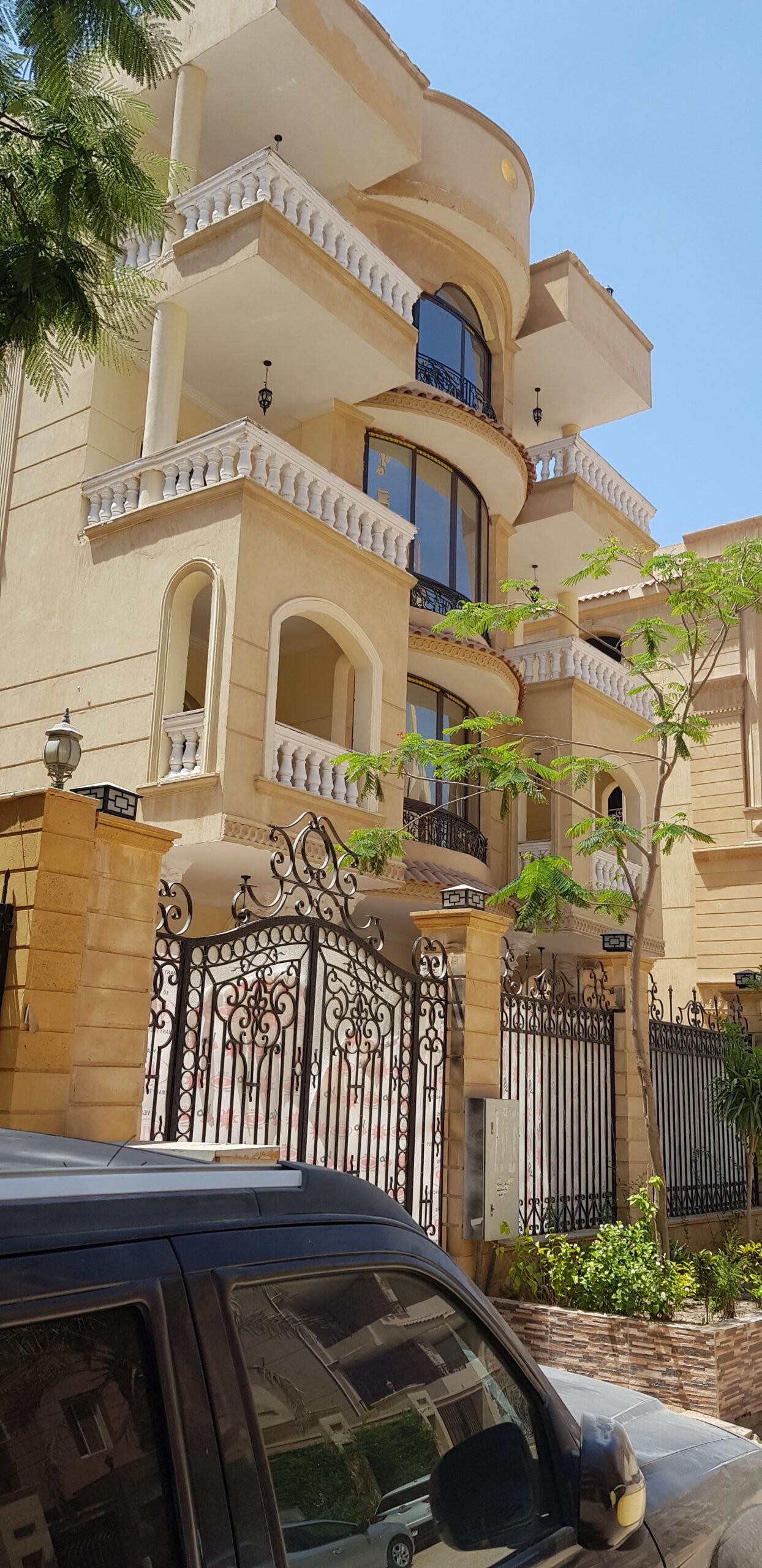 فيلا للبيع  مقابل الجامعة الامريكيه