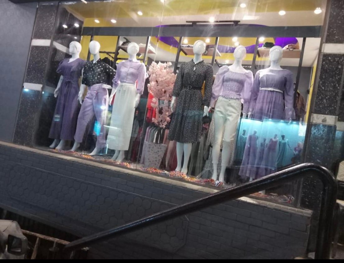 محل ملابس حريمي واطفال علي شارع فيصل الرئيسي للتنازل بالبضاعة والتجهيزات لدواعي السفر