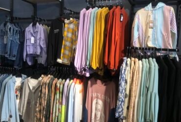 محل ملابس حريمي واطفال علي شارع فيصل الرئيسي للتنازل بالبضاعة والتجهيزات لدواعي السفر