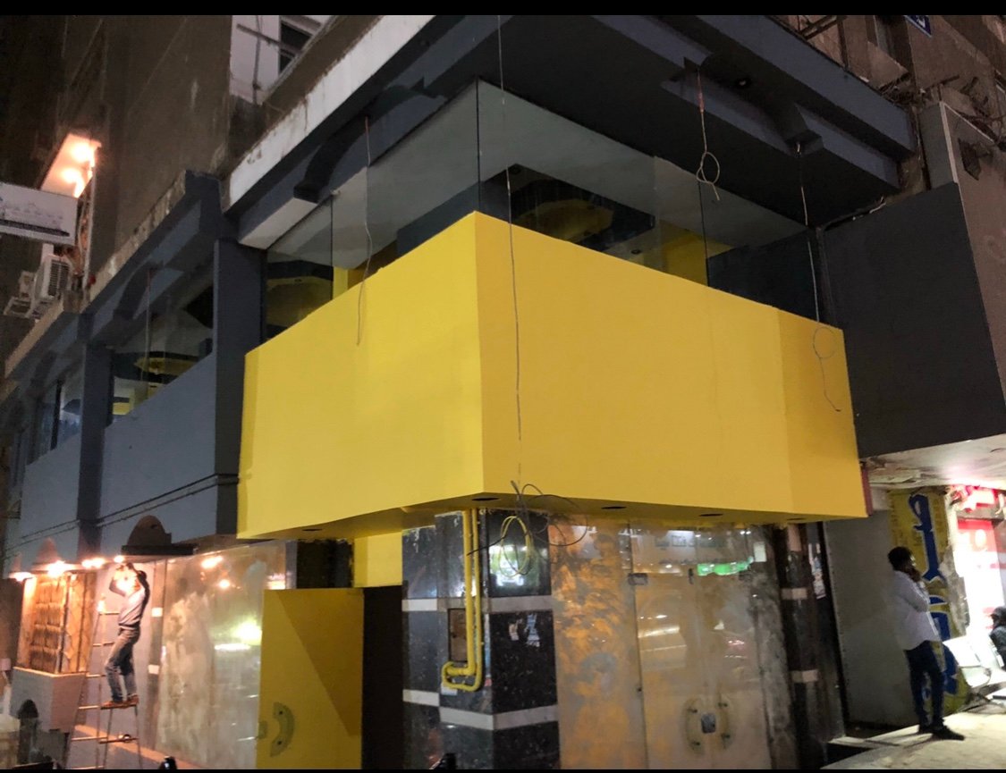 محل ملابس حريمي واطفال علي شارع فيصل الرئيسي للتنازل بالبضاعة والتجهيزات لدواعي السفر