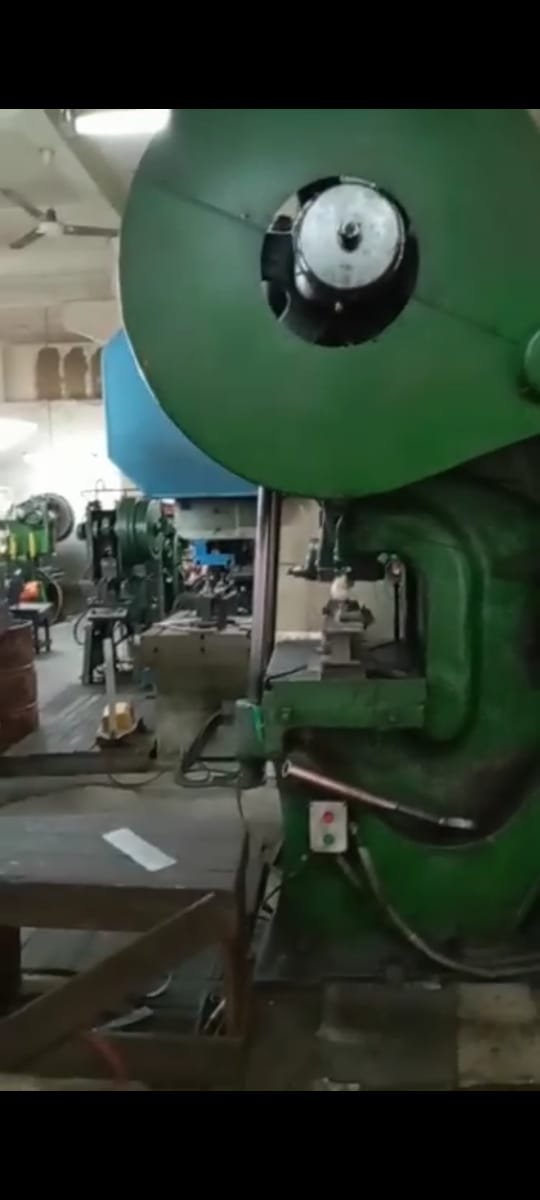 مصنع لأدوات المائدة المعدنية بالسجل التجاري و الماكينات و المعدات